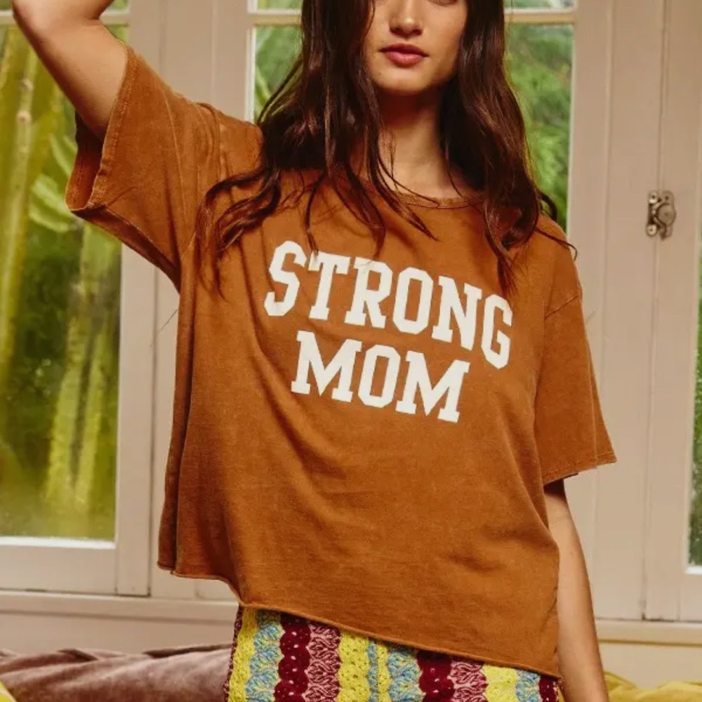 NEW Bucketlist  'Strong Mom' T-Shirt